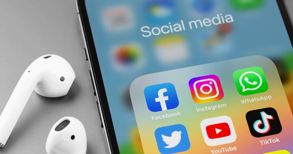 Rrjetet sociale dobësojnë televizionet shqiptare Rrjetet sociale dobësojnë televizionet shqiptare