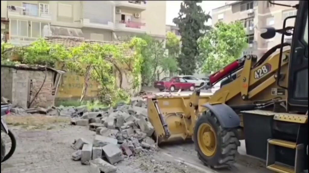 Fier, aksion për lirimin e hapësirave publike në lagjen 29 Nëntori Fier, aksion për lirimin e hapësirave publike në lagjen 29 Nëntori