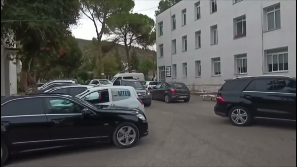 Kaos parkimi në Spitalin e Lushnjes. Ambulancat në pritje, qytetarët në rrezik Kaos parkimi në Spitalin e Lushnjes. Ambulancat në pritje, qytetarët në rrezik