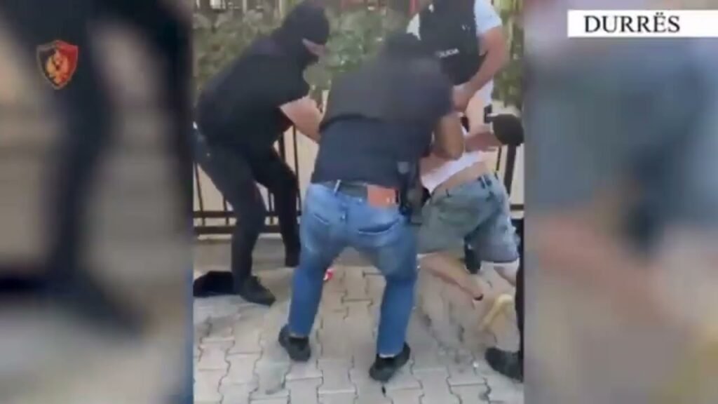 Kapen me arme gati për qitje, arrestohen dy persona ne Durres, njeri i shpallur ne kerkim Kapen me arme gati për qitje, arrestohen dy persona ne Durres, njeri i shpallur ne kerkim