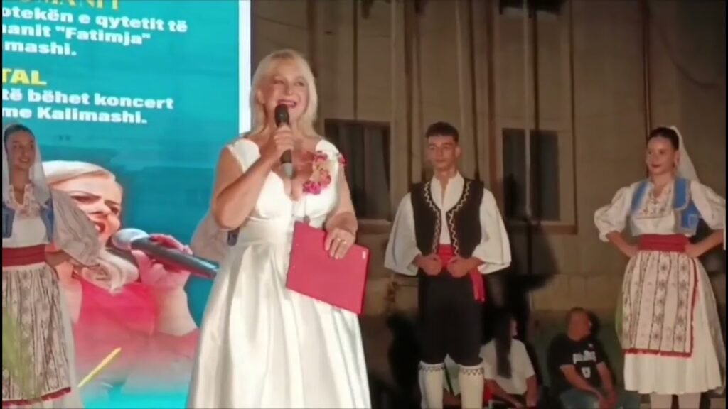 Lushnje, Fatime Kalimashi emocionon qytetin me koncert recital në sheshin e qytetareve! Lushnje, Fatime Kalimashi emocionon qytetin me koncert recital në sheshin e qytetareve!