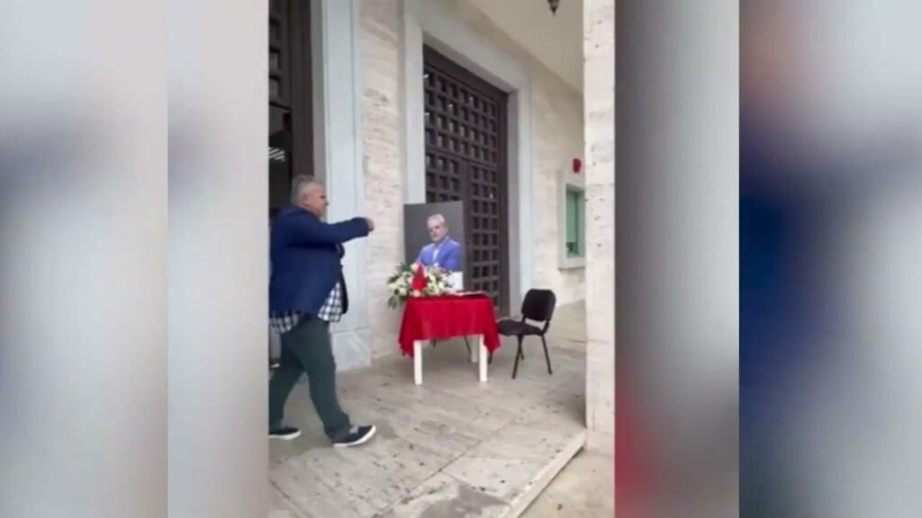Mbahen homazhet për Artur Zhejin, ceremonia tek Universiteti i Arteve. Mbahen homazhet për Artur Zhejin, ceremonia tek Universiteti i Arteve.