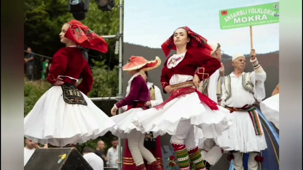 “Mokra n’Fest” ndez atmosferën, rikthehet tradita e ndarjes se kulaçit dhe dollia me 101 shëndete