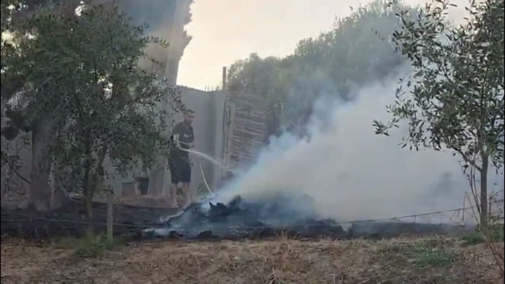Në fshatin Rreth Libofshë një zjarr ka përfshirë oborrin e një banese Në fshatin Rreth Libofshë një zjarr ka përfshirë oborrin e një banese
