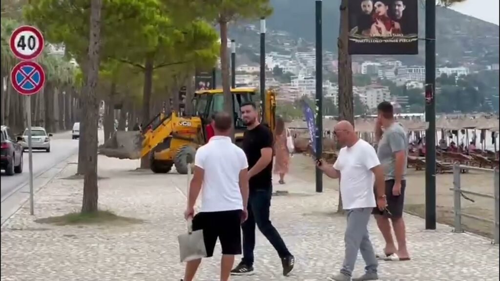 Nis pastrimi i mbetjeve në Lungomare pas thirrjes së bërë nga TV Apollon. Nis pastrimi i mbetjeve në Lungomare pas thirrjes së bërë nga TV Apollon.