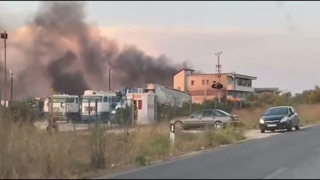 Pjesa e pasme e një servisi automjetesh ështe përshirë nga flakët Pjesa e pasme e një servisi automjetesh ështe përshirë nga flakët