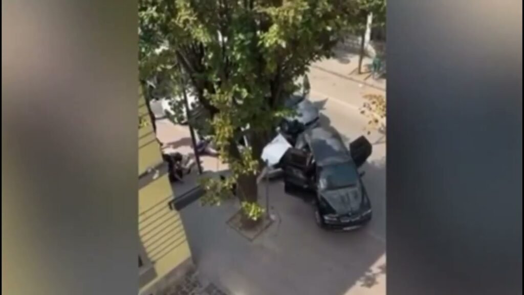 Prangoset Ramadan Zoto në Korçë, i shpallur në kërkim për një plagosje në Sarandë. Prangoset Ramadan Zoto në Korçë, i shpallur në kërkim për një plagosje në Sarandë.