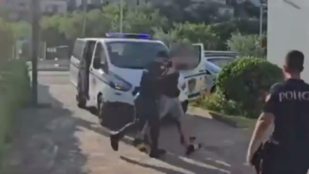 Pronari ndjek me armë punonjëset! Nënë e bijë punonin në një hotel në Borsh. Pronari ndjek me armë punonjëset! Nënë e bijë punonin në një hotel në Borsh.