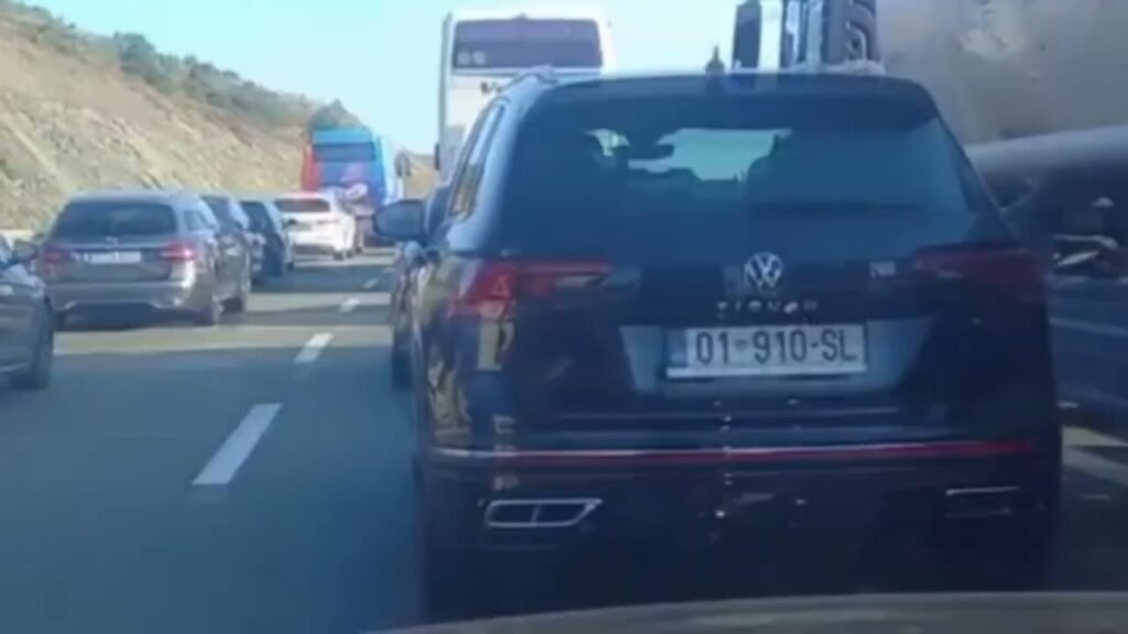 Radhë kilometrike në Rrugën e Kombit. Radhë kilometrike në Rrugën e Kombit.