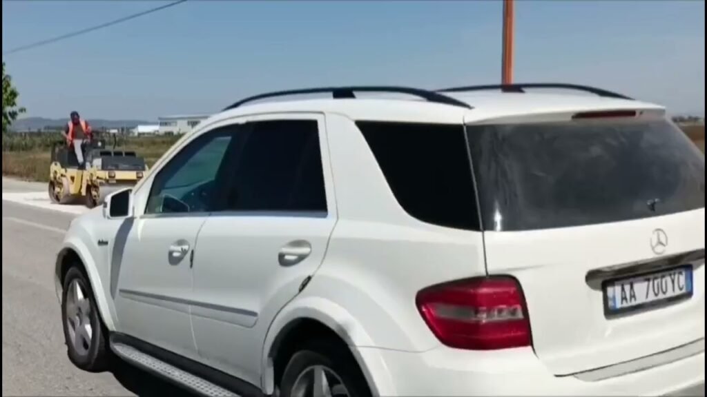 Rikonstruksioni në rrugën që lidh kryqëzimin e “Klubit të Shoferit” me fshatin Këmishtaj Rikonstruksioni në rrugën që lidh kryqëzimin e “Klubit të Shoferit” me fshatin Këmishtaj