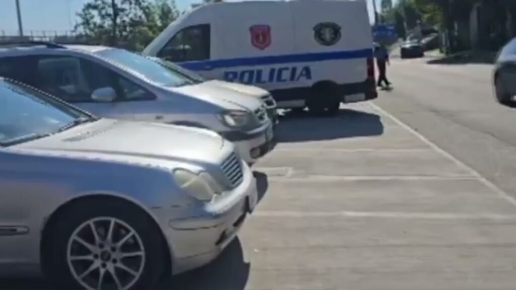 Sukth, Hapën zjarr me automatik ndaj policisë gjatë ndjekjes