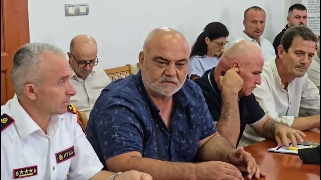 Takim pune në prefekturën e qarku Fier, nën kujdesin e prefektit Arben Çuko Takim pune në prefekturën e qarku Fier, nën kujdesin e prefektit Arben Çuko
