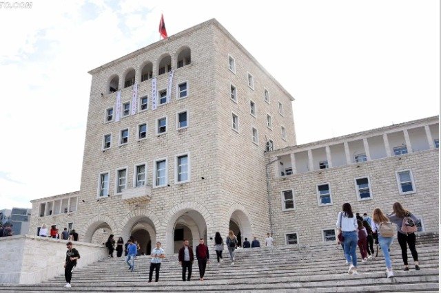Nisin regjistrimet e para në universitet për maturantët fitues Nisin regjistrimet e para në universitet për maturantët fitues