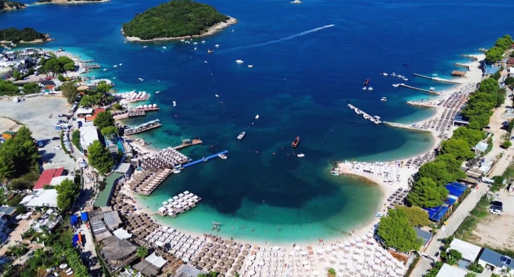 Turizmi veror ndryshon ritmin në bregdetin shqiptar, ulen çmimet e hoteleve. Turizmi veror ndryshon ritmin në bregdetin shqiptar, ulen çmimet e hoteleve.