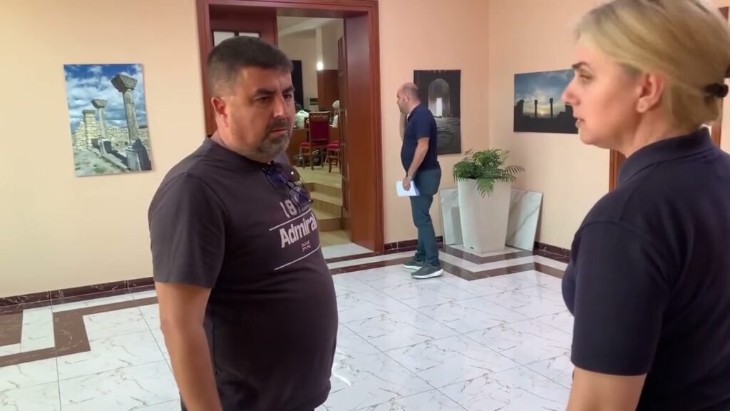 TV Apollon nuk lejohet të marrë pjesë në mbledhjen e Këshillit Bashkiak Fier, pa asnjë shpjegim (1 Qershor 2024)