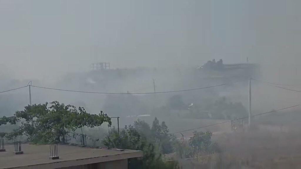 Zjarr i madh në Fier, digjen toka dhe kallamishte pranë qytetit