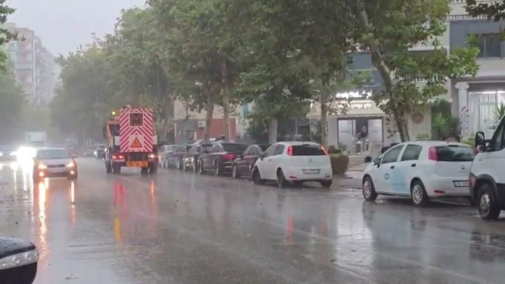 Zona pa energji elektrike në Fier, stuhia shkakton dëme Zona pa energji elektrike në Fier, stuhia shkakton dëme