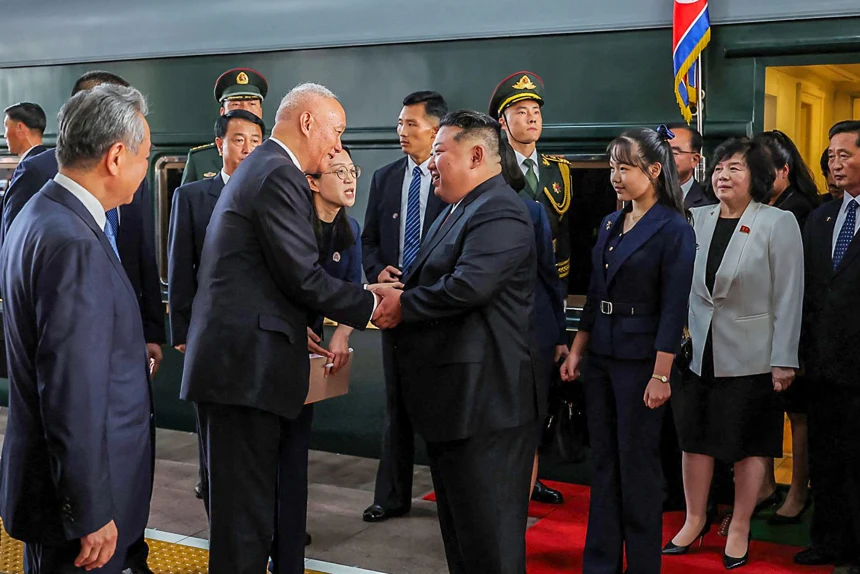 Vajza e Kim Jong Unit ngjall spekulime për trashëgiminë, shfaqet në paradë në Pekin