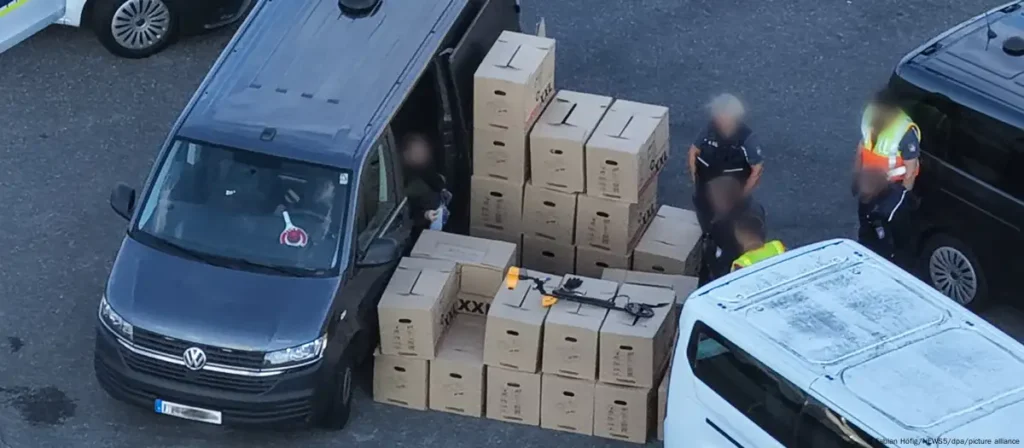 Policia gjermane ndalon dy persona me më shumë se 400 kg kokainë në Hamburg Policia gjermane ndalon dy persona me më shumë se 400 kg kokainë në Hamburg