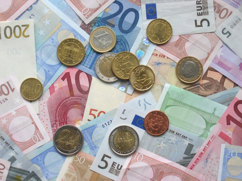 Euro bie, por deficiti i jashtëm rritet nga importet dhe turizmi Euro bie, por deficiti i jashtëm rritet nga importet dhe turizmi
