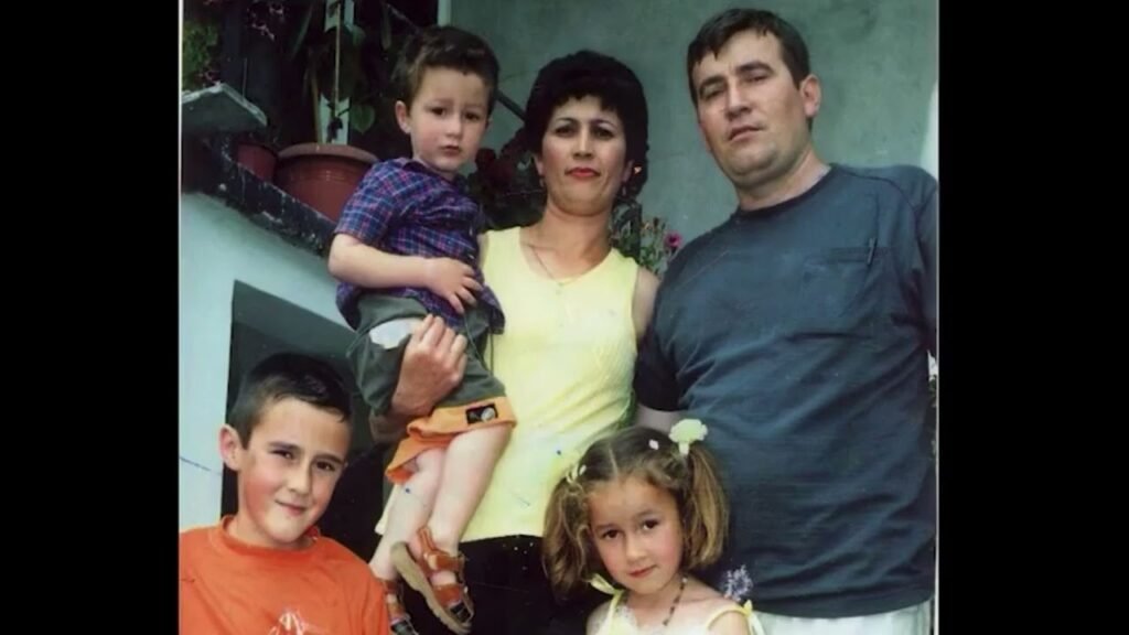 “Ah moj diktaturë, ne thamë se ti vdiqe, ti bimë tjetër nxore” “Ah moj diktaturë, ne thamë se ti vdiqe, ti bimë tjetër nxore”
