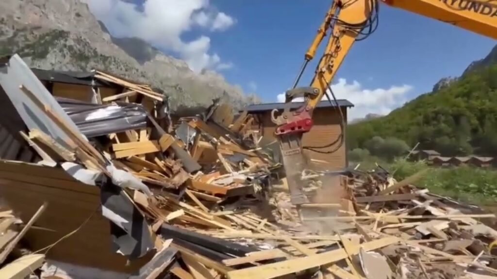 Aksioni i IKMT në Valbonë ka nisur me shembjen e 20 ndërtimeve pa leje, përfshirë bujtina