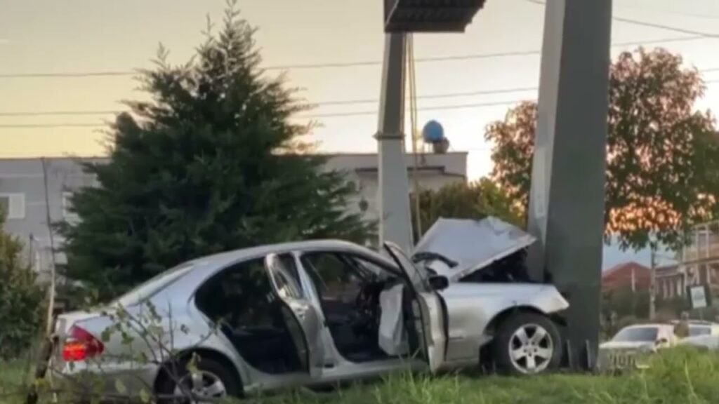 Babë e bir ndërrojnë jetë në aksident. Mjetit i shpërthen goma në aksin Shkodër-Han i Hotit