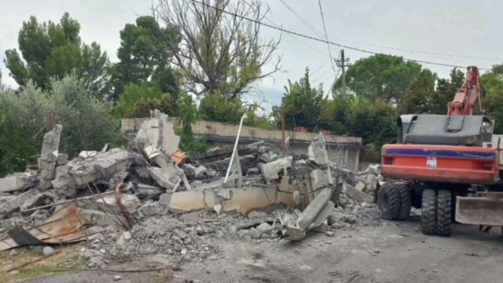 Bashkia Kuçovë vijon aksionin për lirimin e hapësirave publike