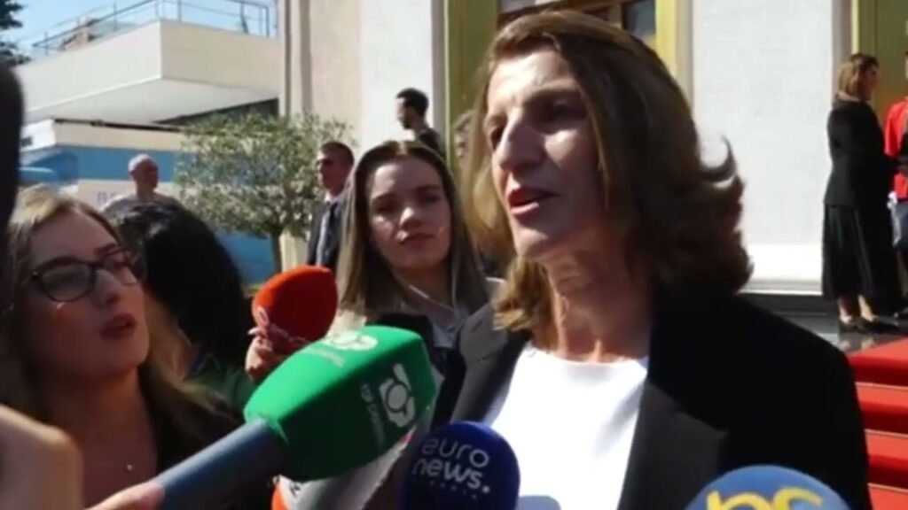 Deputetët futen në parlament, emocionet më të mëdha ishin për të rinjtë Deputetët futen në parlament, emocionet më të mëdha ishin për të rinjtë