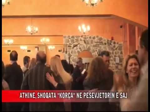 Emigrantë shqiptarë festojnë në Athinë me këngë dhe valle