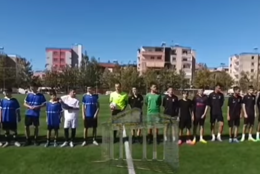 Lushnja nderon legjendën e saj Afrim Karami me një kupë futbolli