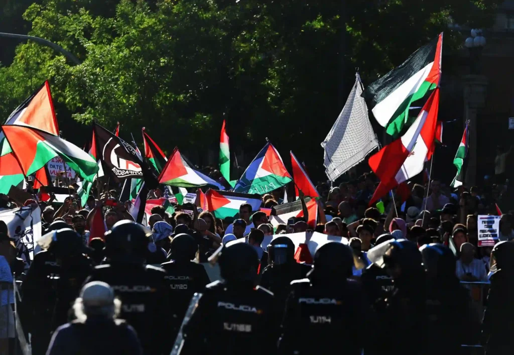 Protestat prishën finalen e Vueltës në Madrid Protestat prishën finalen e Vueltës në Madrid