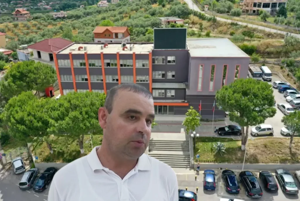 Sekretari i bashkisë Patos akuzon bashkinë për pushim të padrejtë nga puna