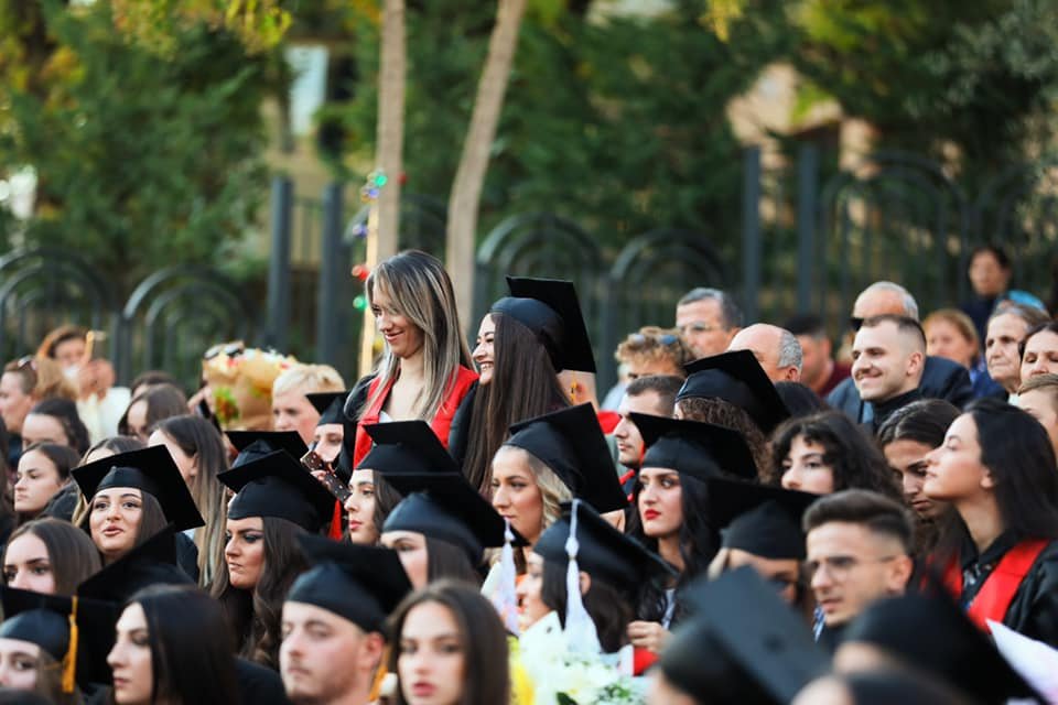 Të diplomuarit shqiptarë me paga qesharake, më të ulëtat në gjithë Europën