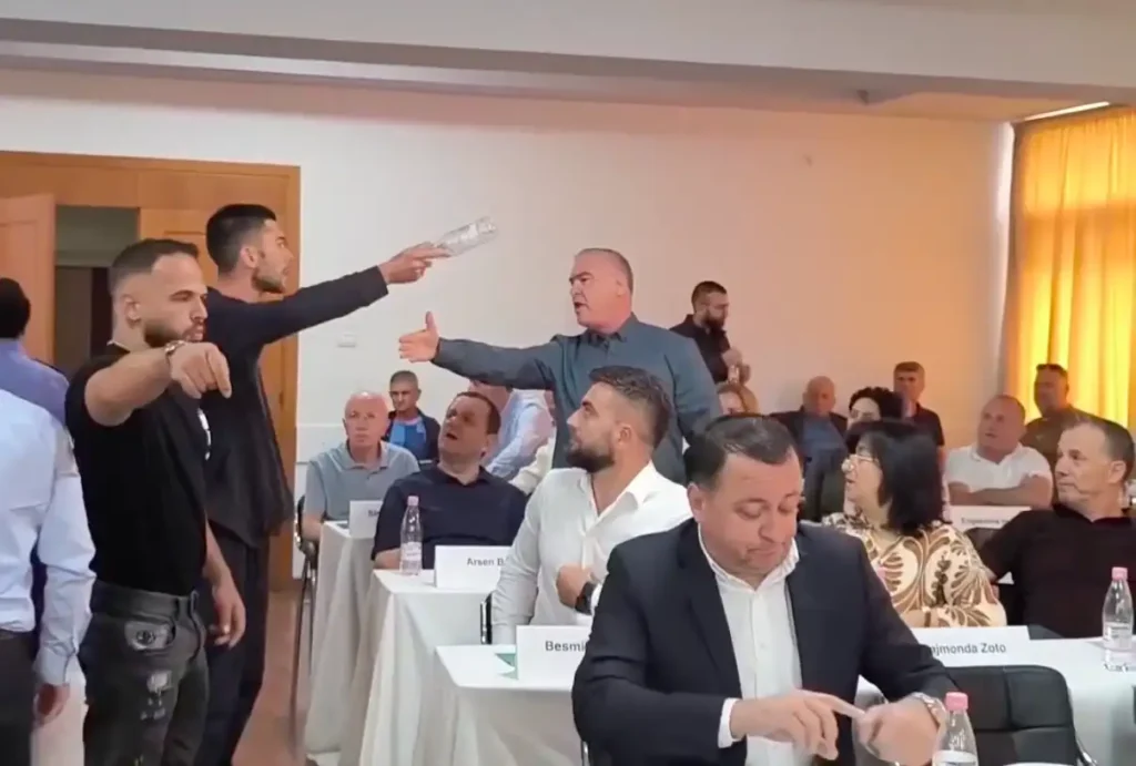 Incidenti në Këshillin Bashkiak të Vlorës, 27-vjeçari përballet me hetim penal