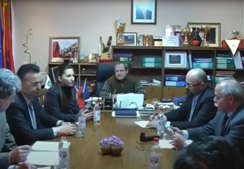 Takimi i biznesmenëve fierakë me investitorët sllovakë në bashkinë e Fierit (arkivë) Takimi i biznesmenëve fierakë me investitorët sllovakë në bashkinë e Fierit (arkivë)