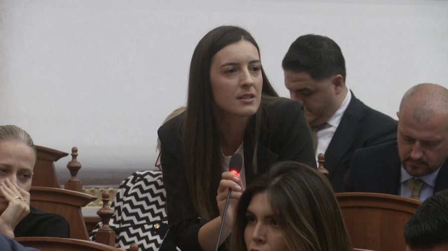 Deputetja Çaushi paralajmëron opozitën për sjelljen në Kuvend