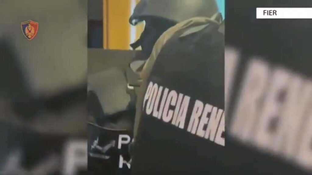 Forcat RENEA arrestojnë një 38 vjeçar në Fier, për rrahjen e një gardiani burgu Forcat RENEA arrestojnë një 38 vjeçar në Fier, për rrahjen e një gardiani burgu