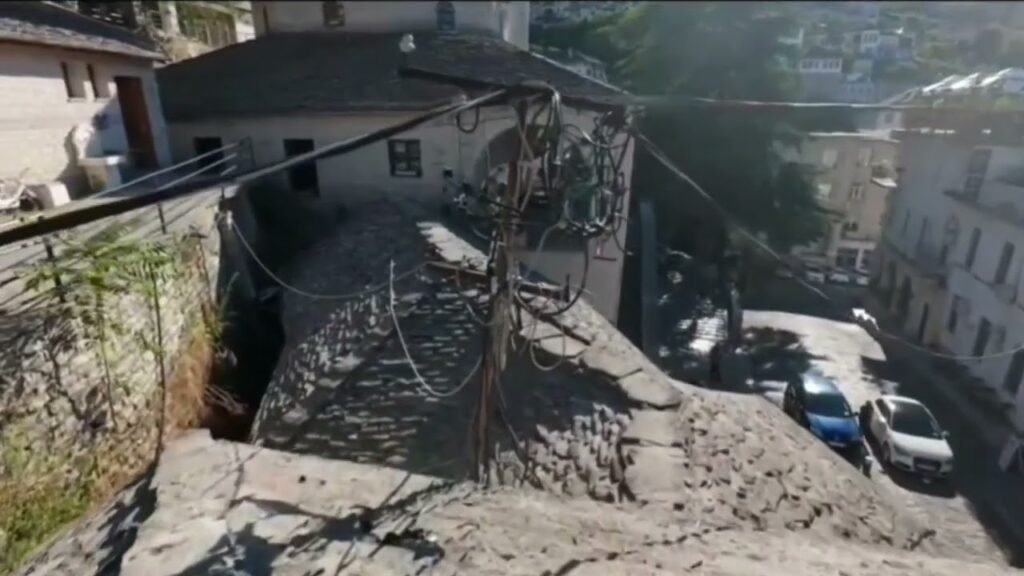 Kabllot elektrike, një kërcënim për imazhin e qytetit të Gjirokastrës