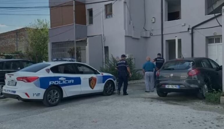 Lushnje tronditet nga vdekja e një të moshuari në banesë