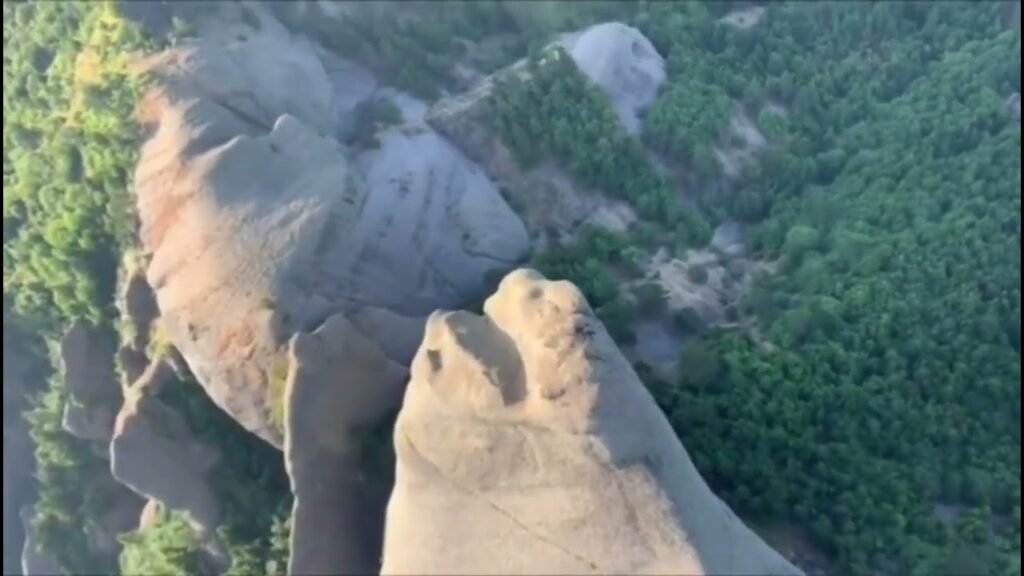 Në mes të një peisazhi mbreslënës midis Korçës dhe Devollit qëndron monumenti i rrallë natyror “Guri i Capit”