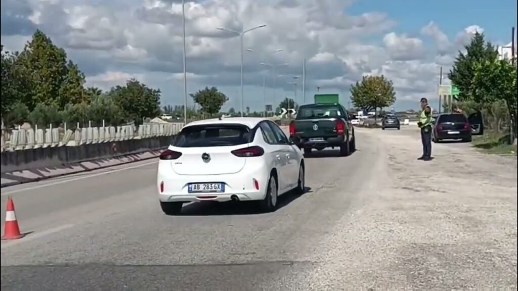 Kronikë: Përplaset udhëtari me biçikletë në aksin rrugor Fier-Rrogozhinë! Kronikë: Përplaset udhëtari me biçikletë në aksin rrugor Fier-Rrogozhinë!