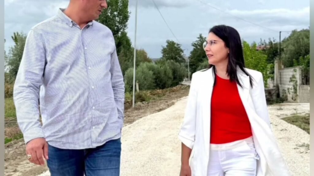 Prej disa ditësh ka nisur puna për rinkonstruktimin e rrugës së Malit në Fier Shegan Prej disa ditësh ka nisur puna për rinkonstruktimin e rrugës së Malit në Fier Shegan