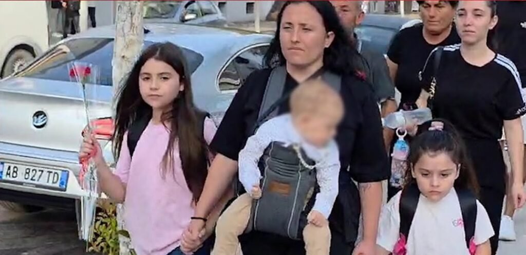 Dy vajza në Fier nisin shkollën pa praninë e babait të ndjerë, i cili humbi jetën pak ditë më parë në aksident para shkollës “Jakov Xoxa”