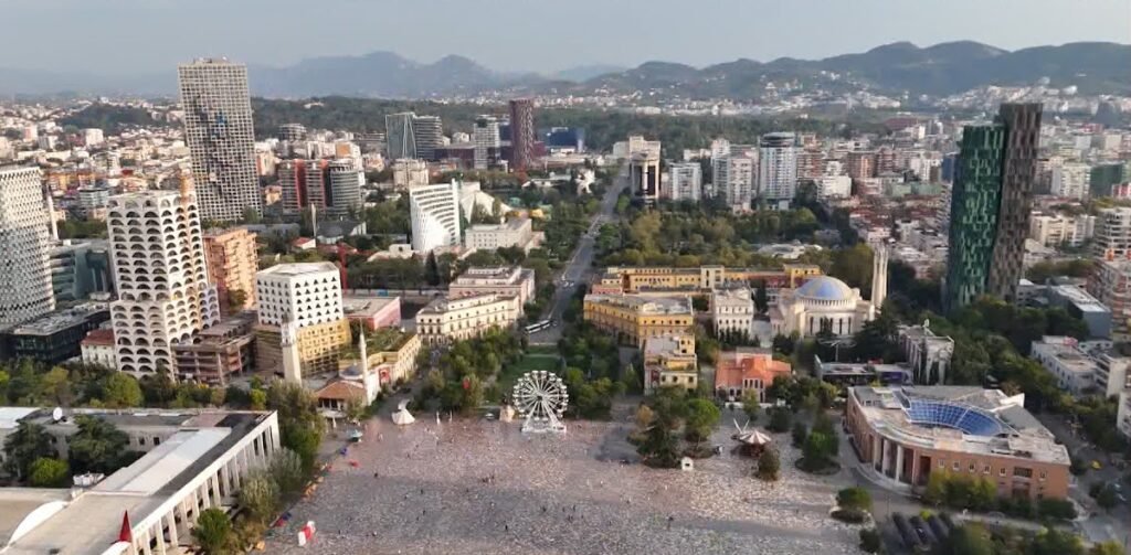 Blerjet e huaja të pronave rrisin çmimet në Shqipëri Blerjet e huaja të pronave rrisin çmimet në Shqipëri