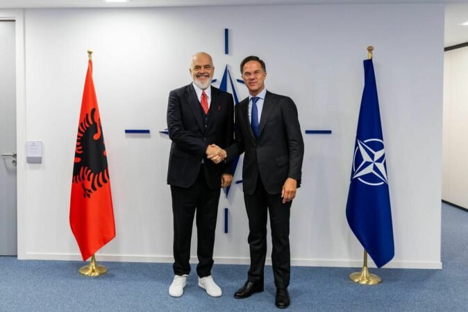 Rutte përshëndet Ramën në Bruksel me batuta dhe vlerësime për rolin e Shqipërisë në NATO
