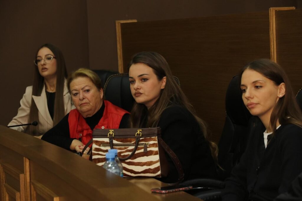 Bashkia Patos zgjohet vonë për emergjencat e vjeshtës dhe dimrit Bashkia Patos zgjohet vonë për emergjencat e vjeshtës dhe dimrit