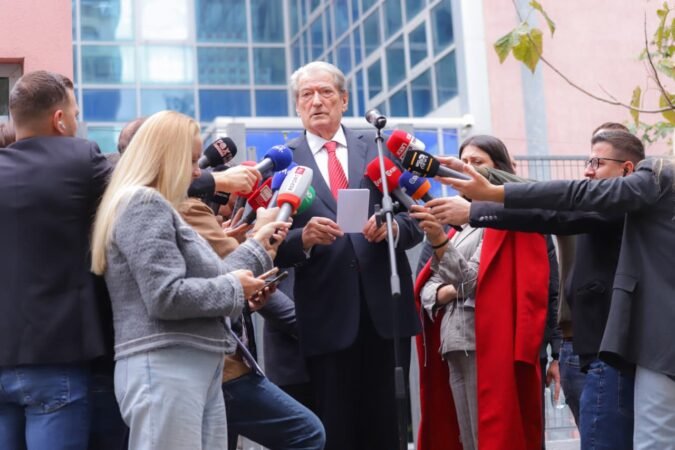 Berisha: Emri i Edi Ramës del në dosjen “Aruba” në Belgjikë Berisha: Emri i Edi Ramës del në dosjen “Aruba” në Belgjikë