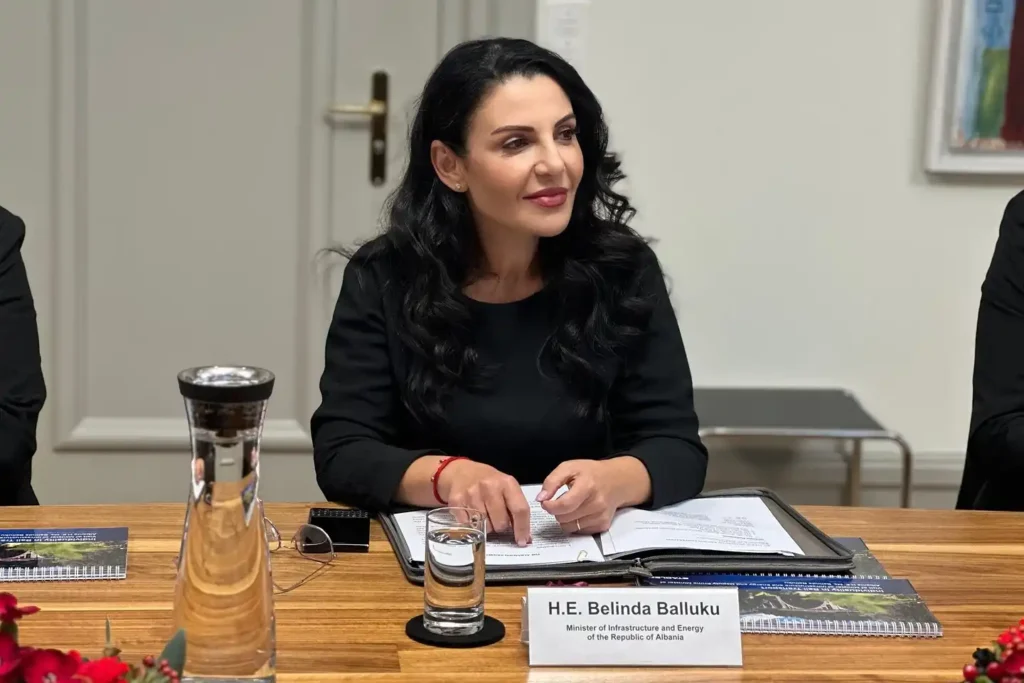 Videoja nga Zvicra ngjall reagime për Belinda Ballukun në rrjetet sociale Videoja nga Zvicra ngjall reagime për Belinda Ballukun në rrjetet sociale