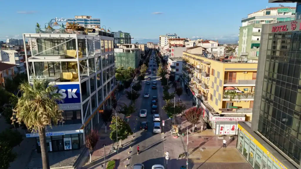 Rënie e varfërisë, por pabarazitë mbeten sfidë për shqiptarët